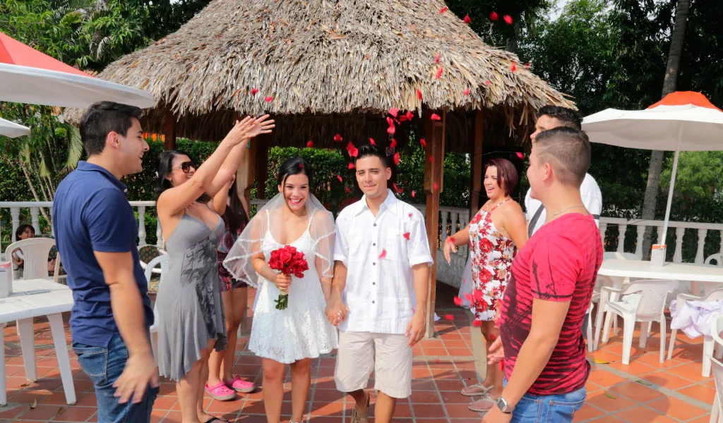 Novios y familia en la hostería