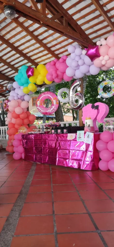 Mesa decorada para una celebración