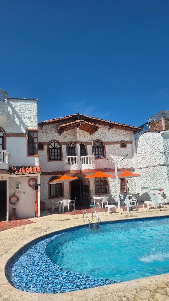 Fachada colonial y piscina de la hostería