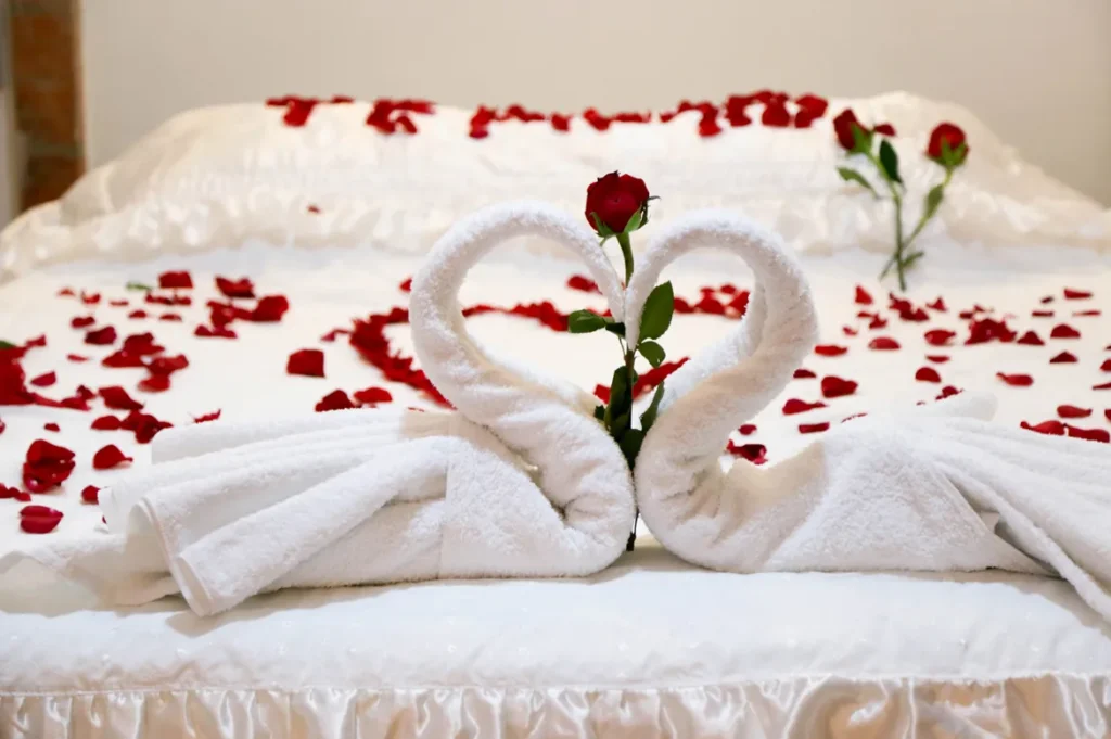 Toallas en forma de cisnes sobre la cama