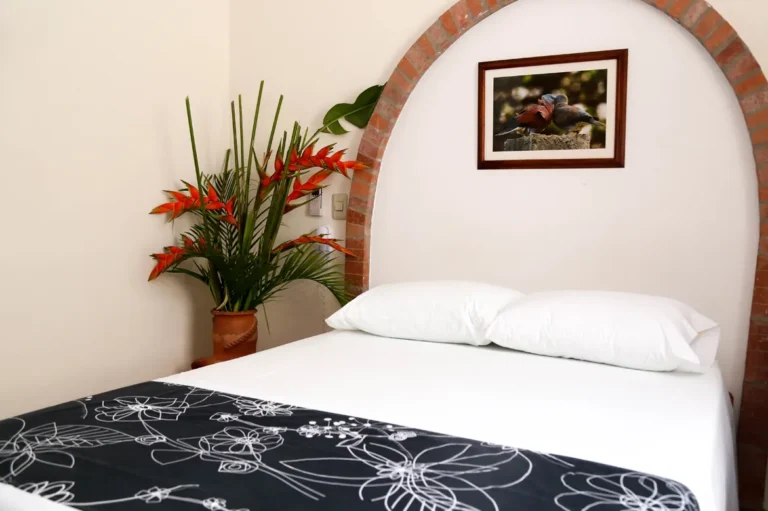 Habitación con cama doble y cuadro