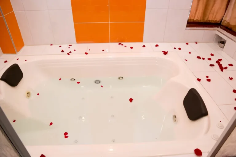 Jacuzzi con pétalos de rosa