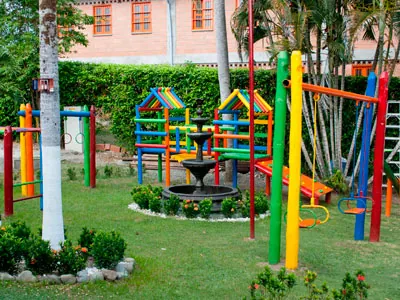 Zona de juegos infantiles en el jardín