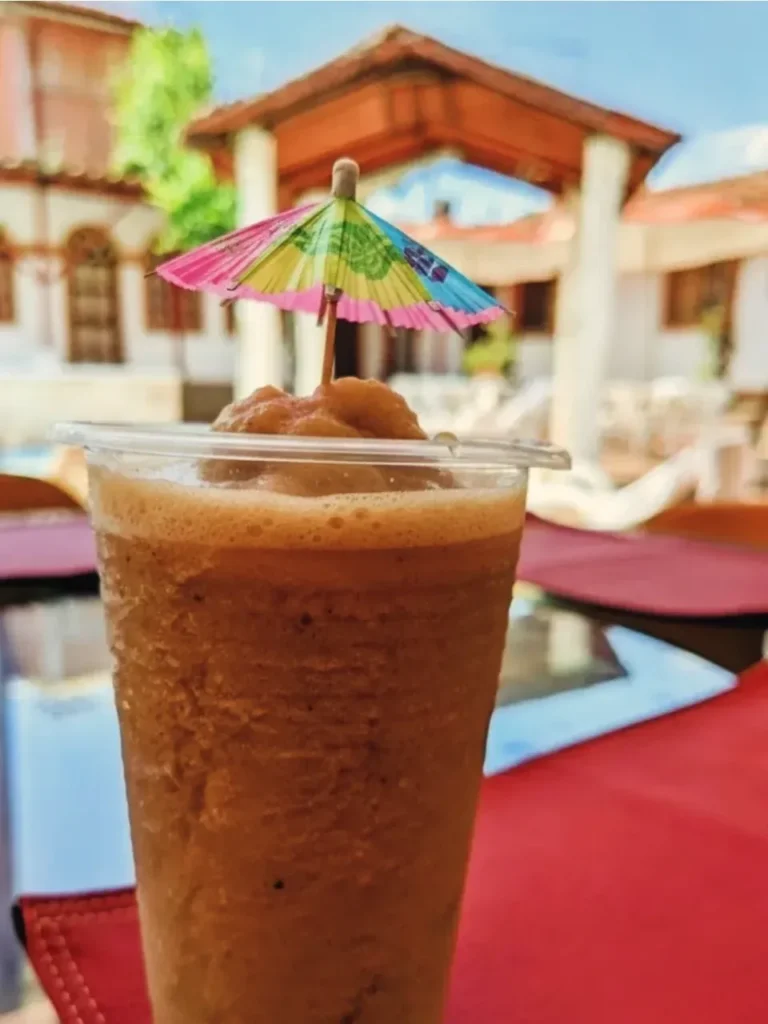 Jugo de tamarindo junto a la piscina