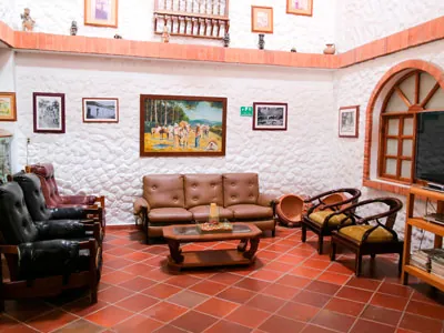 Lobby con sillas y cuadros