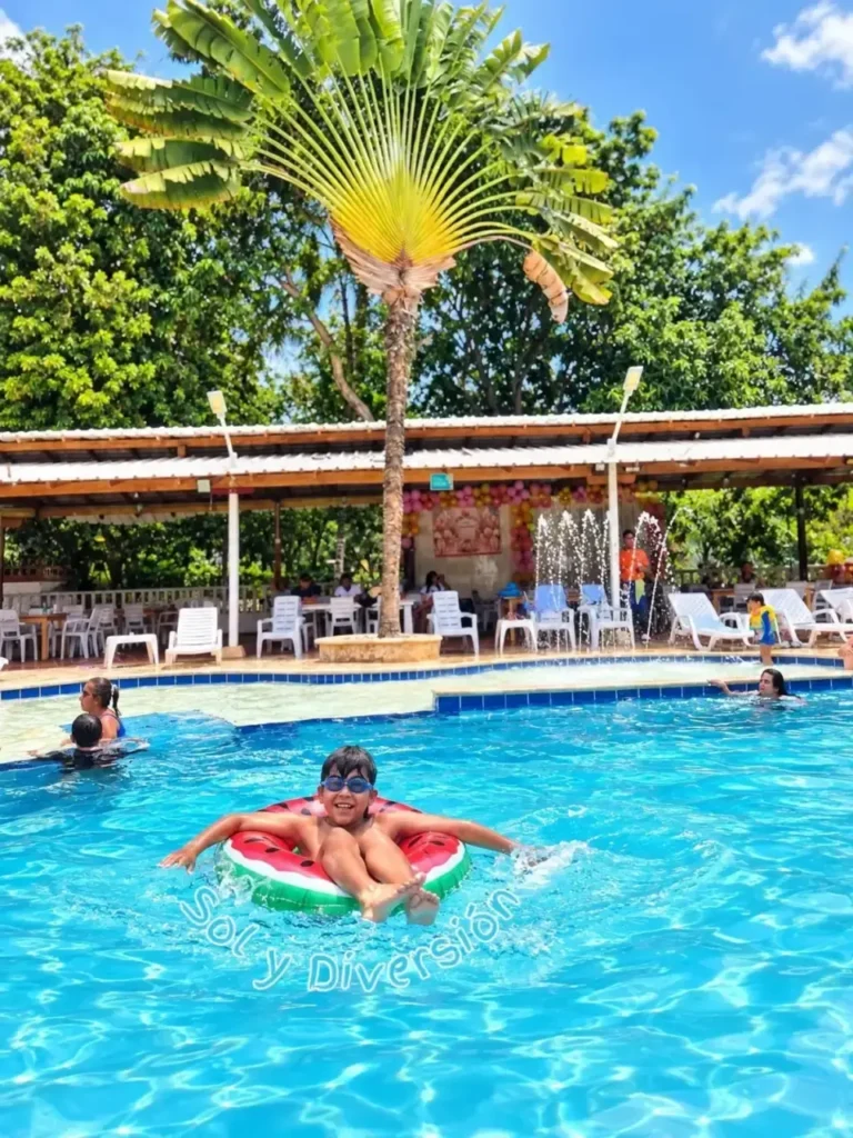 Huéspedes en flotador en la piscina