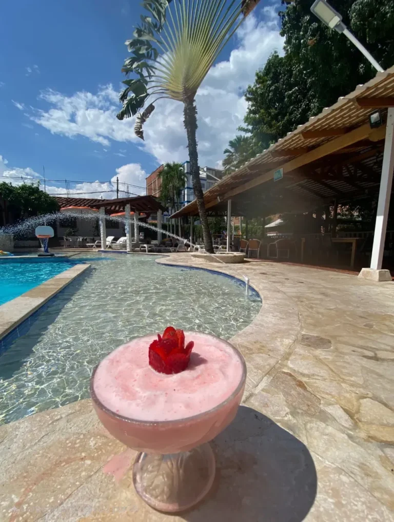Postre servido junto a la piscina