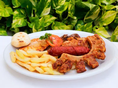 Plato de carnes con papas