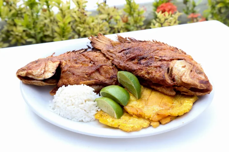 Pescado frito con arroz y patacón