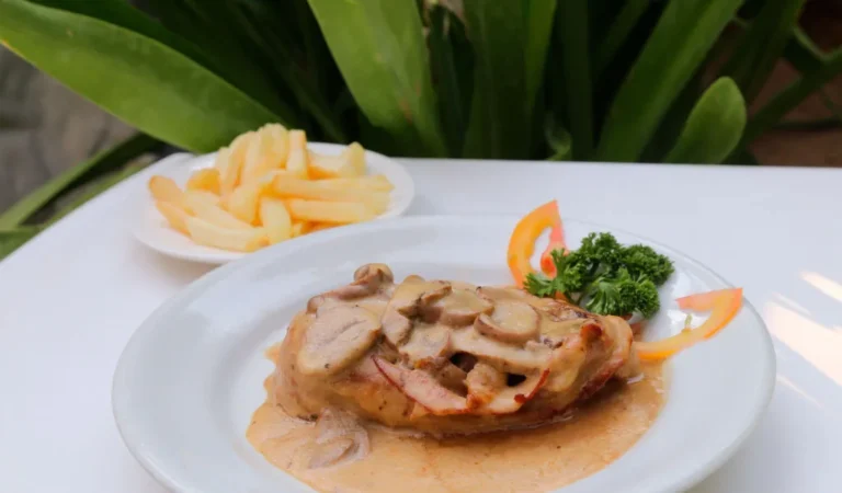 Pollo en salsa de champiñones con papas