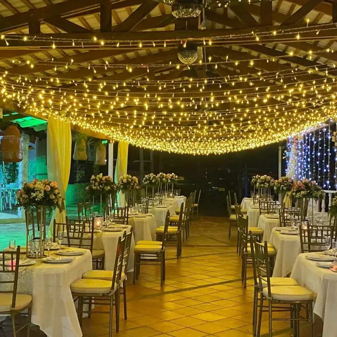 Terraza decorada con luces para un evento