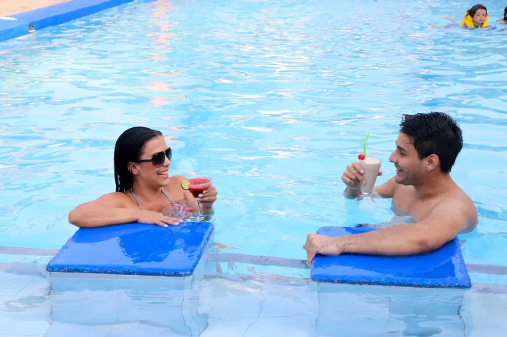 Pareja en la piscina