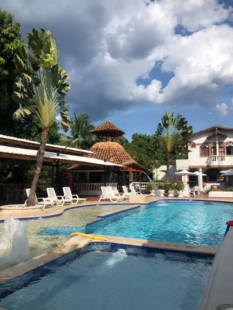 Piscina para adultos y niños con kiosco